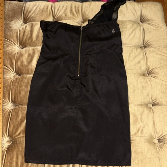 VOLCOM PARTY OF DOTS ONE SHOULDER BLACK DRESS SIZE M/12 - Picture 8 of 12